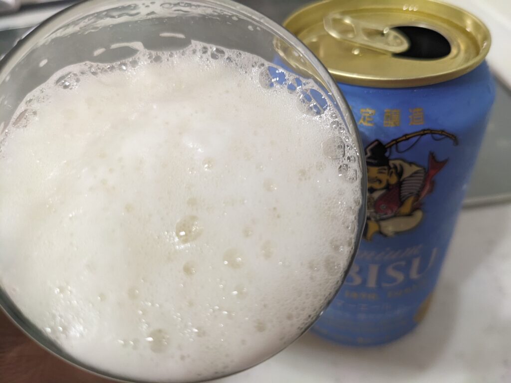 「ヱビスサマーエール」を飲むところ
