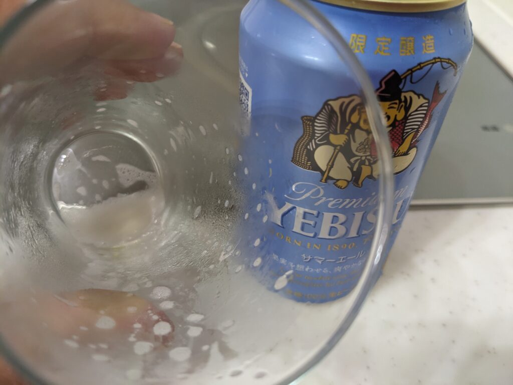 グラスに入った「ヱビスサマーエール」を飲み終えたところ