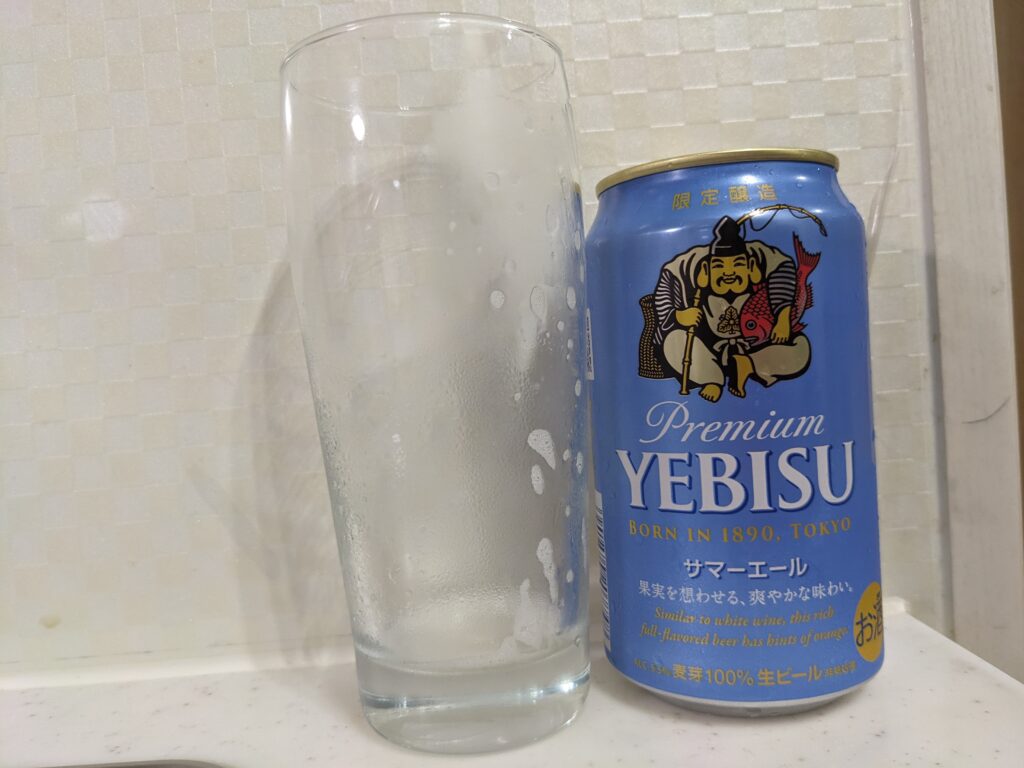 「ヱビスサマーエール」を飲み終えたグラスとその空き缶