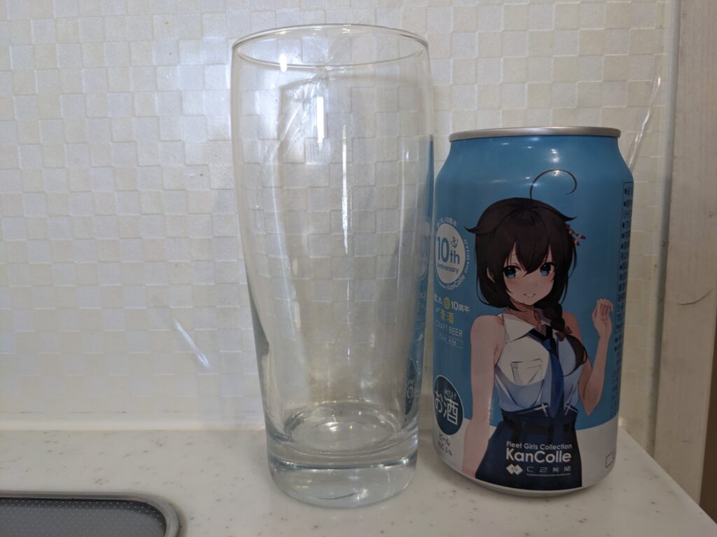グラスと缶の「艦これ10周年お祝い麦酒ペールエール」