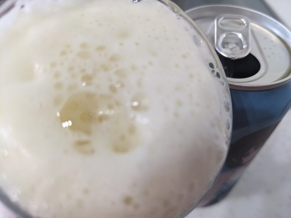 「艦これ10周年お祝い麦酒ペールエール」を飲むところ
