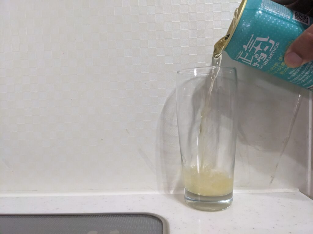 「正気のサタン」をグラスに注いだところ