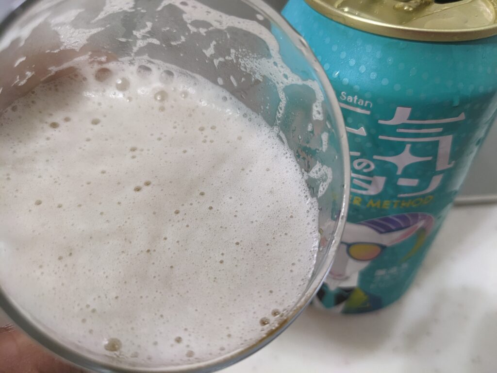正気のサタンを飲んでいるところ