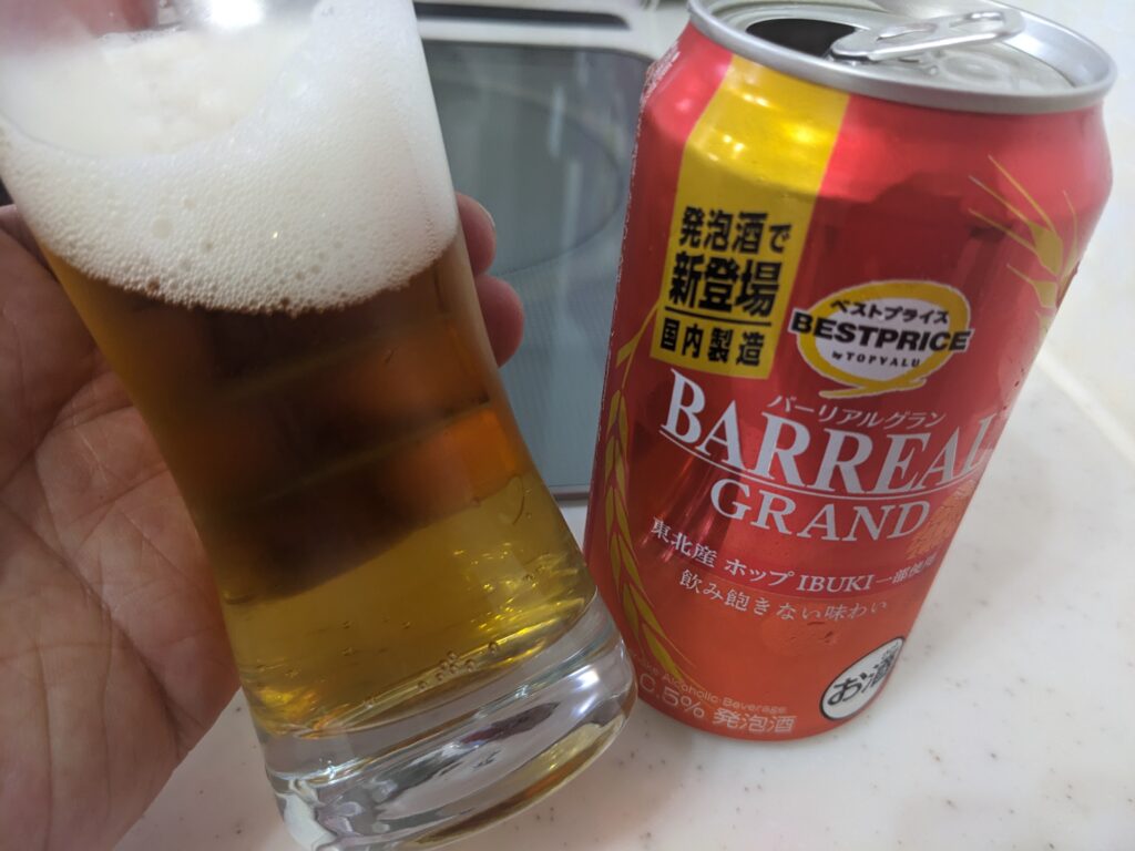 「バーリアルグラン」が入ったグラスを傾けているところ
