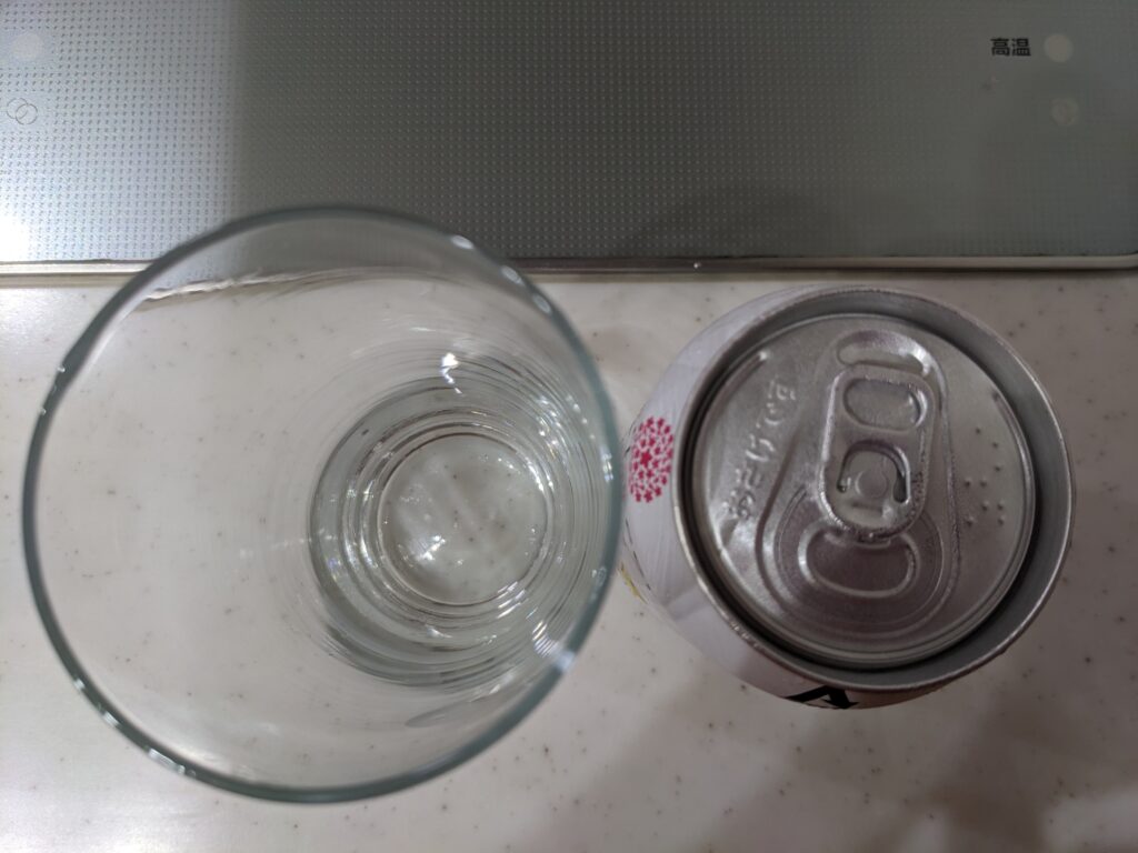 上から見たグラスと缶の「クラフトビール凌（黄桜）」