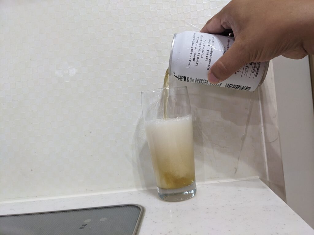 グラス7割程まで「クラフトビール凌（黄桜）」を注いだところ