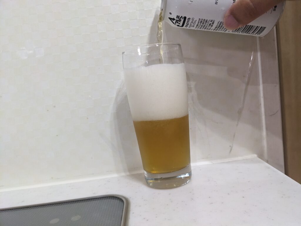グラスの泡が落ち着いたところ