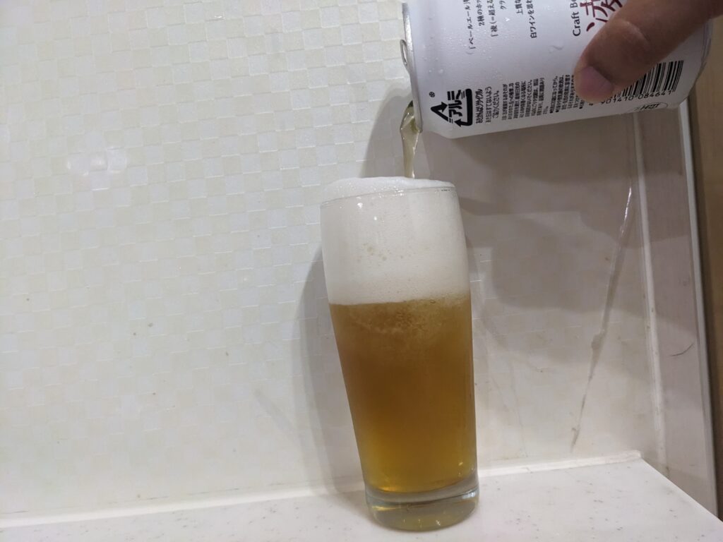 グラスいっぱいまで「クラフトビール凌（黄桜）」を注いだところ