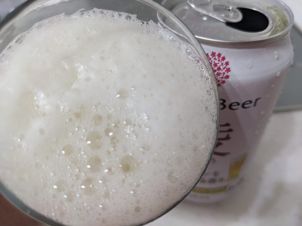 「クラフトビール凌（黄桜）」を飲むところ