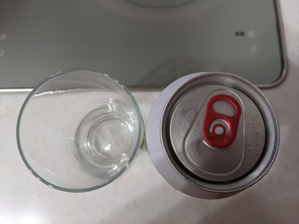 上から見たグラスと缶の「GOSEI GOMPYO（ゴセイゴムピョ）ビール」