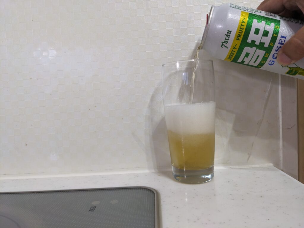 グラス半分ほどまで「GOSEI GOMPYO（ゴセイゴムピョ）ビール」を注いだところ