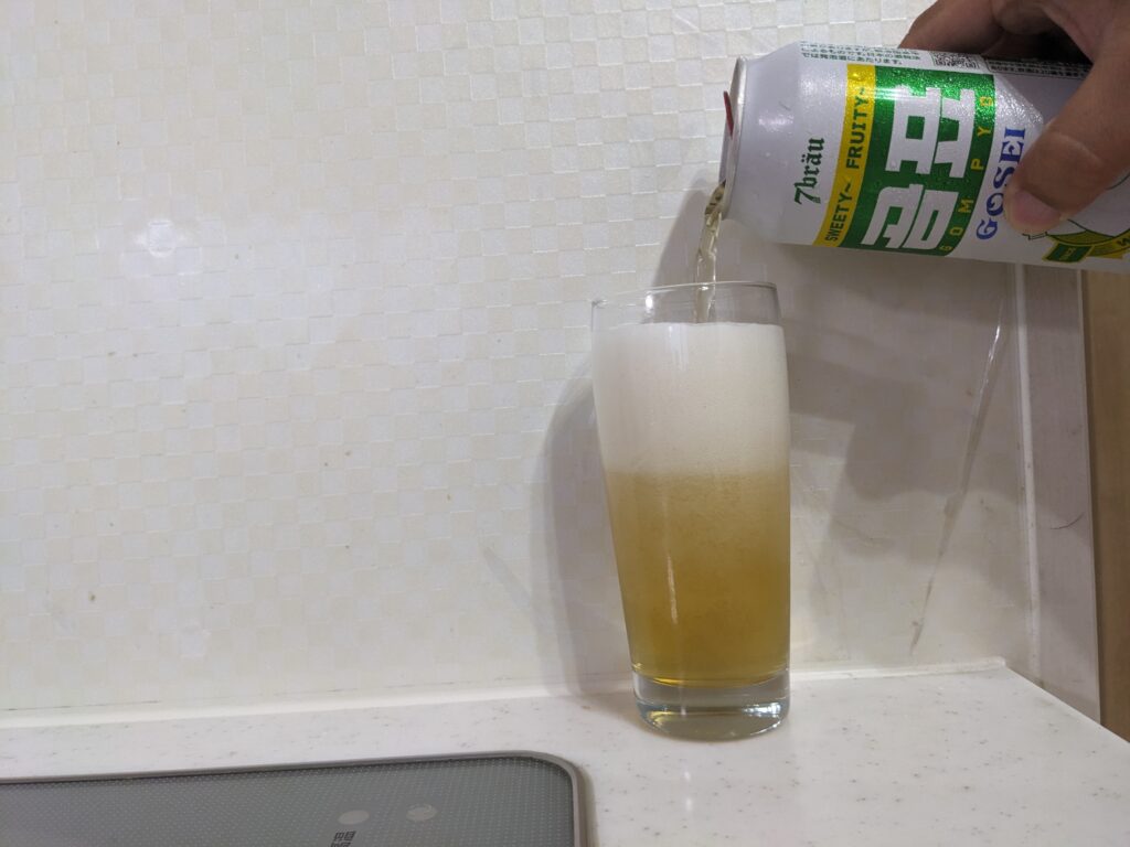 グラス8割程まで「GOSEI GOMPYO（ゴセイゴムピョ）ビール」を注いだところ