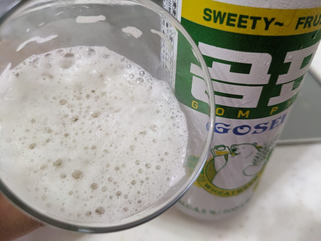 「GOSEI GOMPYO（ゴセイゴムピョ）ビール」を一口飲んだところ