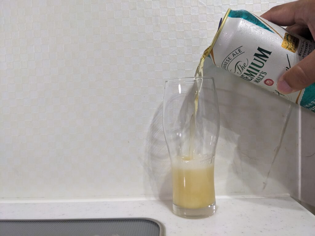 グラスに缶の「シーサイドエール(プレモル)」を注いだところ