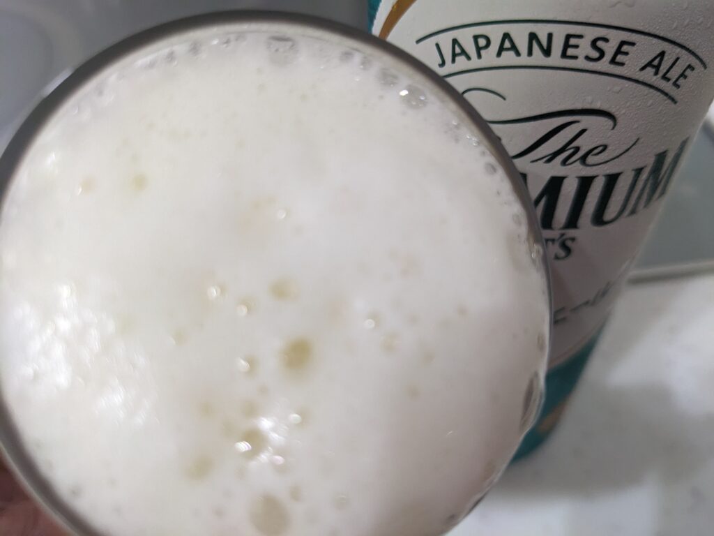 「シーサイドエール(プレモル)」を飲むところ