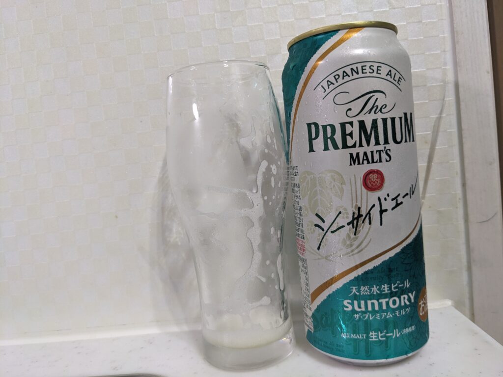 「シーサイドエール(プレモル)」を飲み干したグラスとその空き缶
