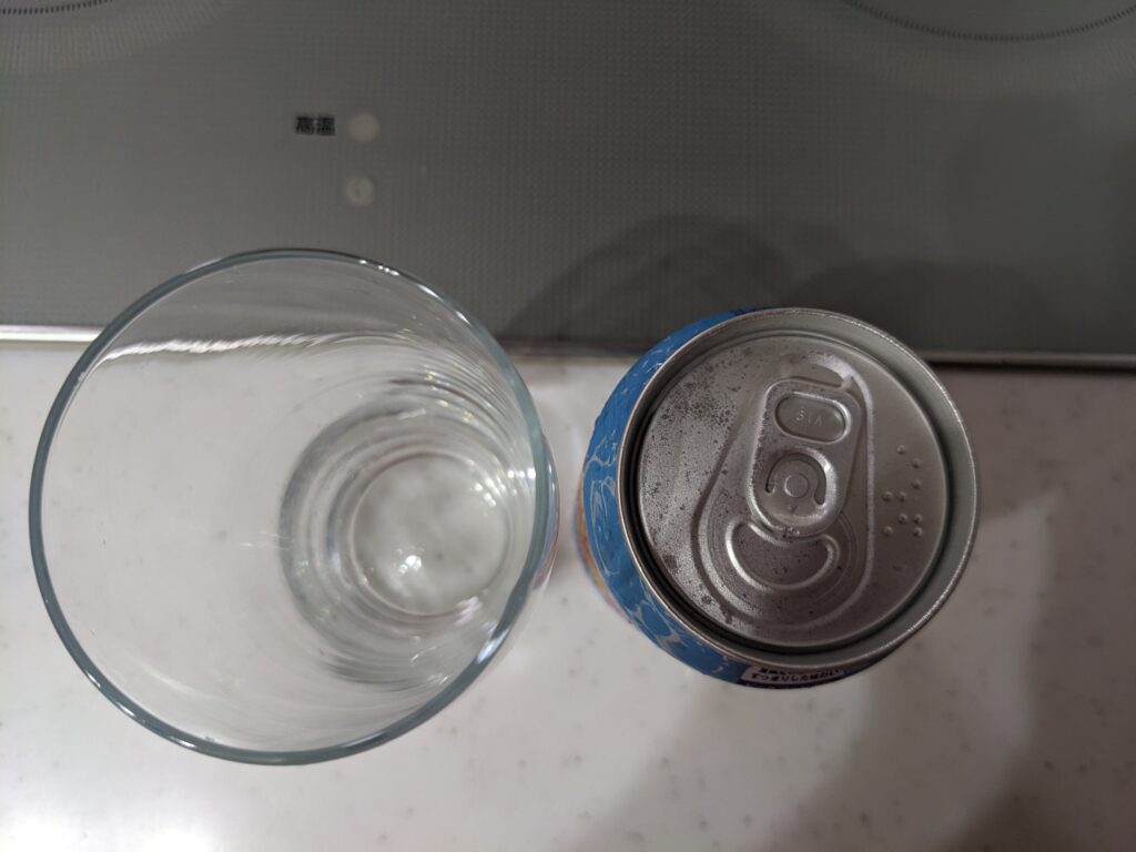 上から見たグラスと缶の「ブルックリンサマーエール」