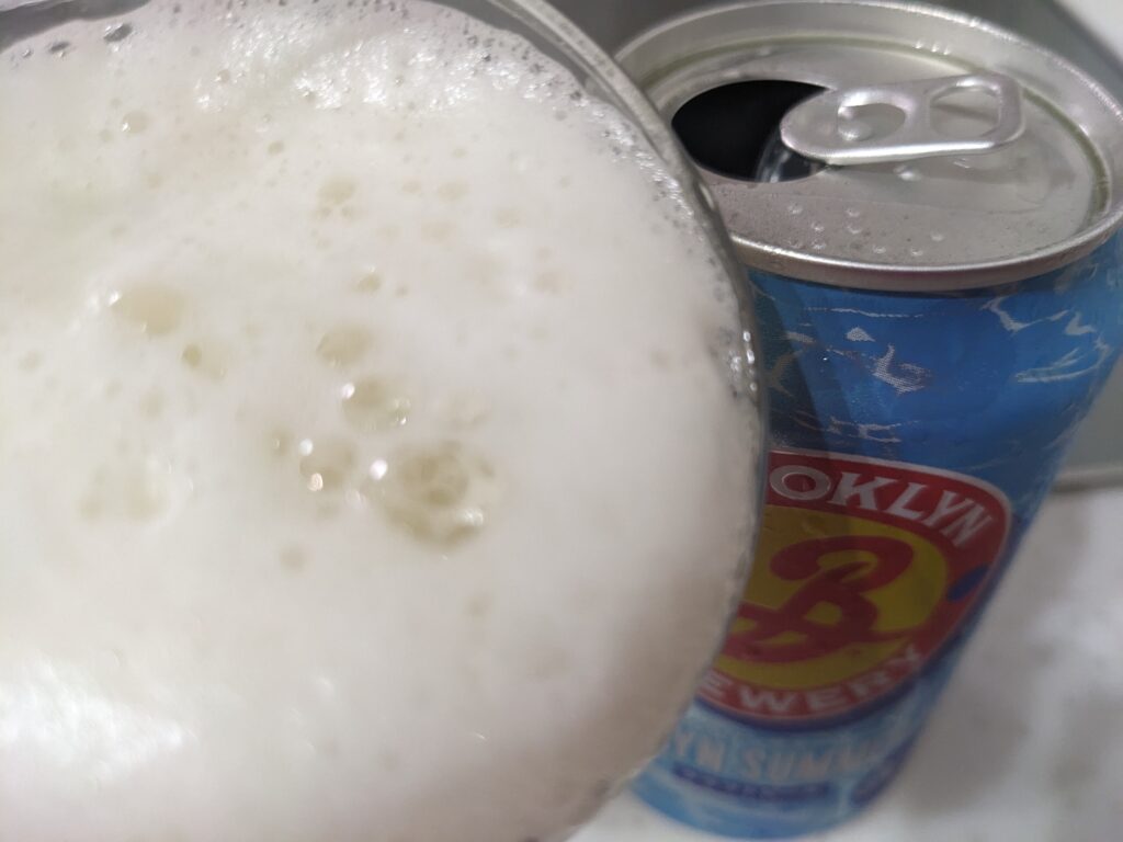 「ブルックリンサマーエール」を飲むところ