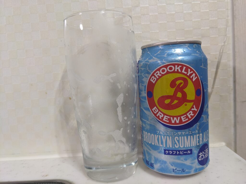 「ブルックリンサマーエール」を飲み終えたグラスとその空き缶