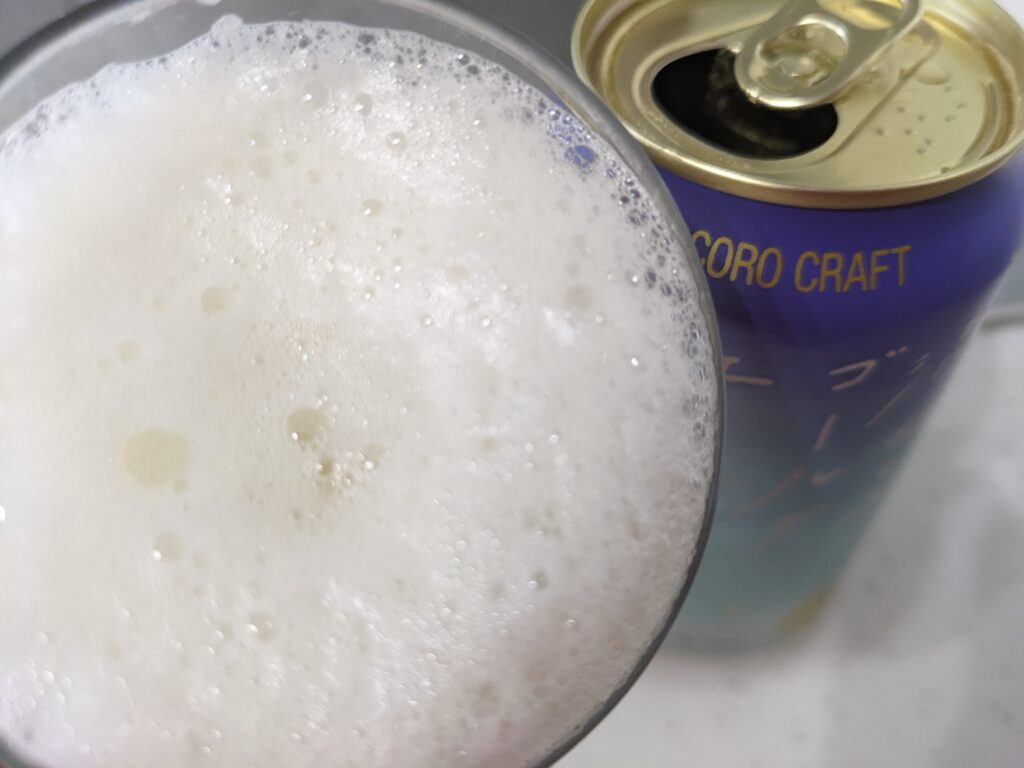 「サッポロ ココロクラフト流れ星ゴールデンエール」を飲むところ