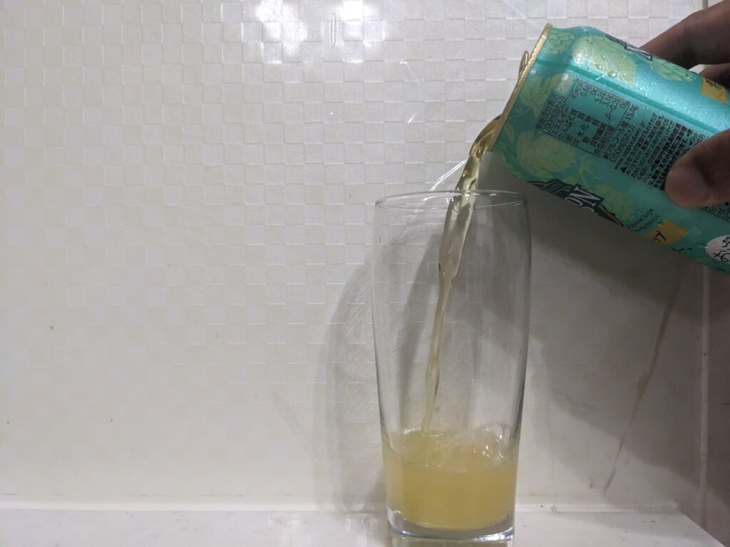グラスに「ニッポンホップ希望のホップリトルスター」を注いだところ
