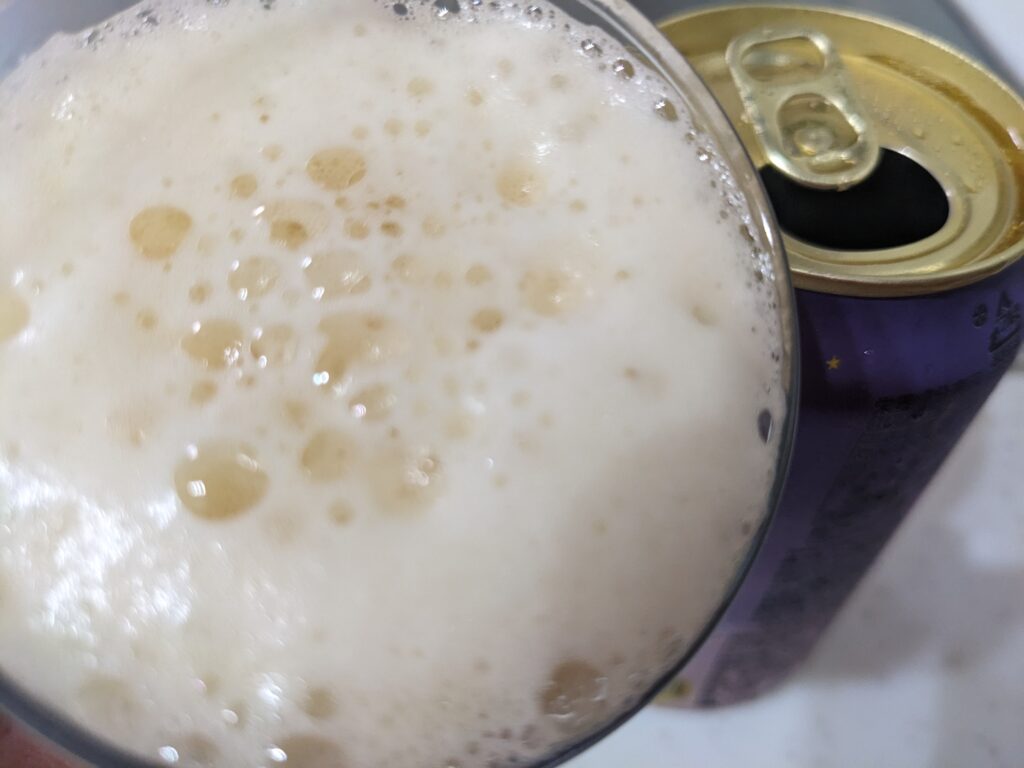 「月灯りアンバーラガー（サッポロココロクラフト）」を飲むところ