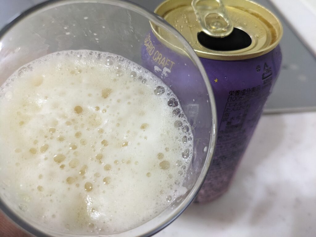 「月灯りアンバーラガー（サッポロココロクラフト）」を一口飲んだところ