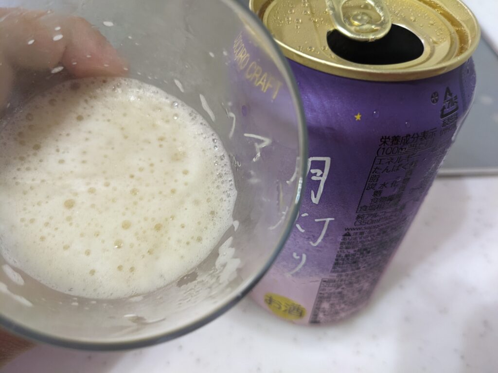 「月灯りアンバーラガー（サッポロココロクラフト）」を二口飲んだところ