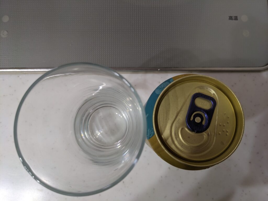 上から見たグラスと缶の「プレモル清らかダイヤモンドホップ」