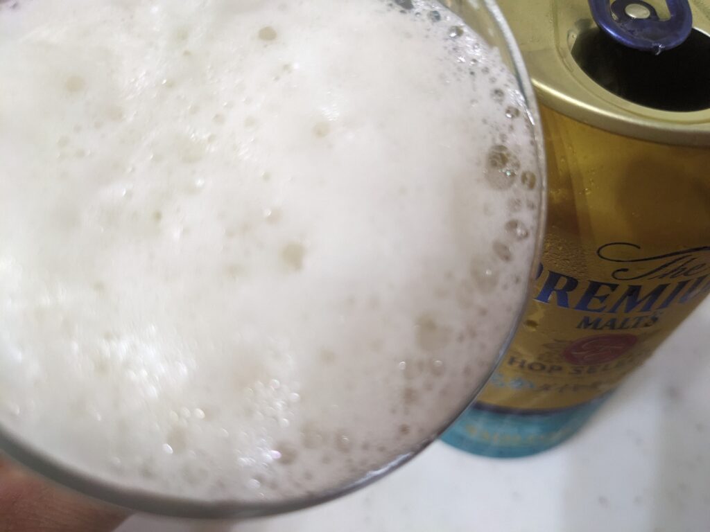 「プレモル清らかダイヤモンドホップ」を飲むところ