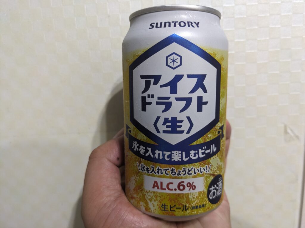 「アイスドラフト生」を手で持っているところ