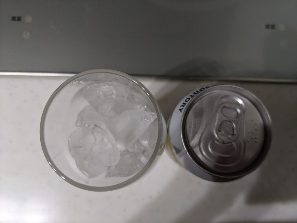 上から見たグラスと缶の「アイスドラフト生」