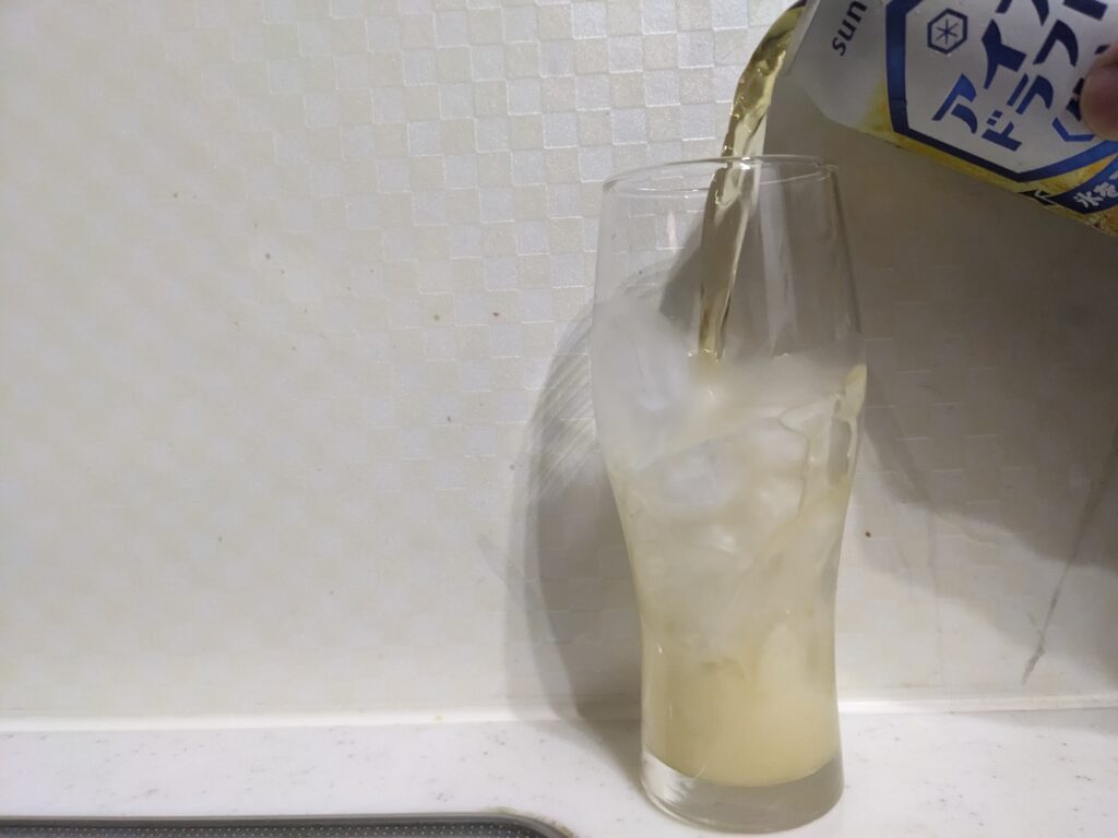 「アイスドラフト生」をグラスに半分程注いだところ