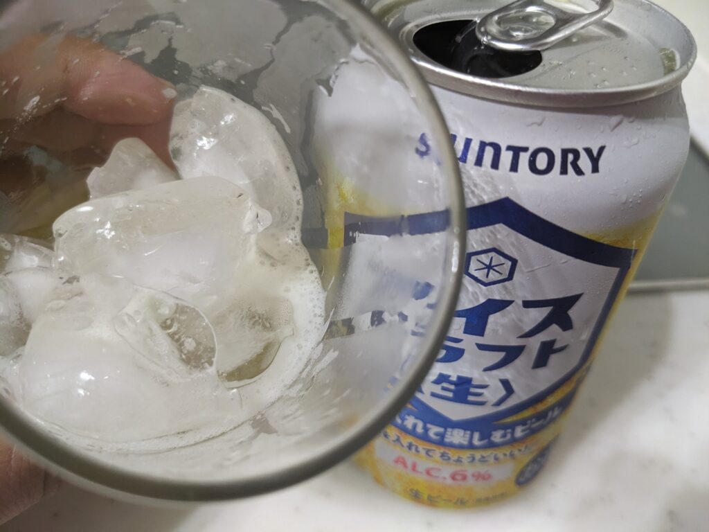 グラスに残った残り5割程のアイスドラフト生」