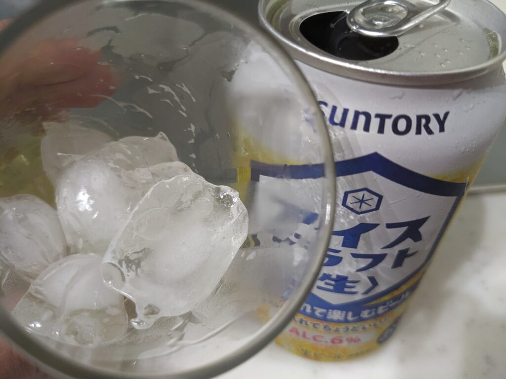 「アイスドラフト生」が入ったグラスを手前に傾けているところ
