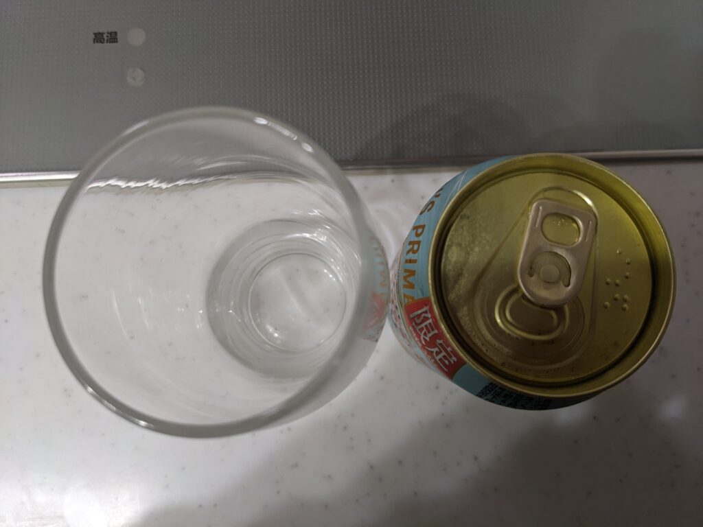 上から見たグラスと缶の「一番搾りやわらか仕立て」