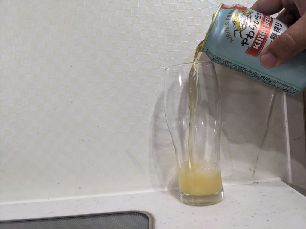 グラスに「一番搾りやわらか仕立て」を注いだところ