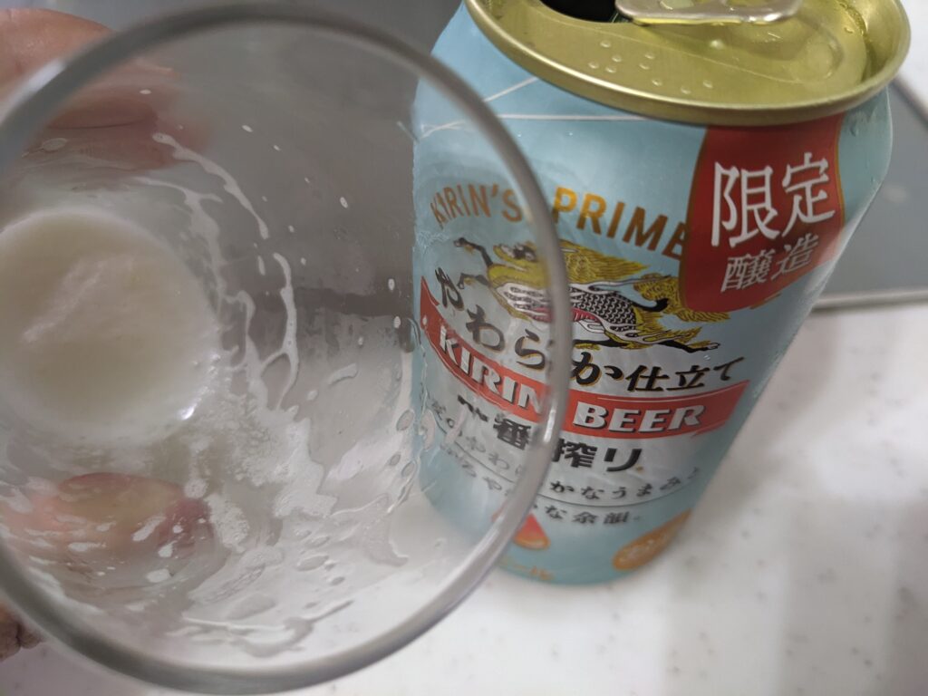 グラスに入った残り一口程度の「一番搾りやわらか仕立て」