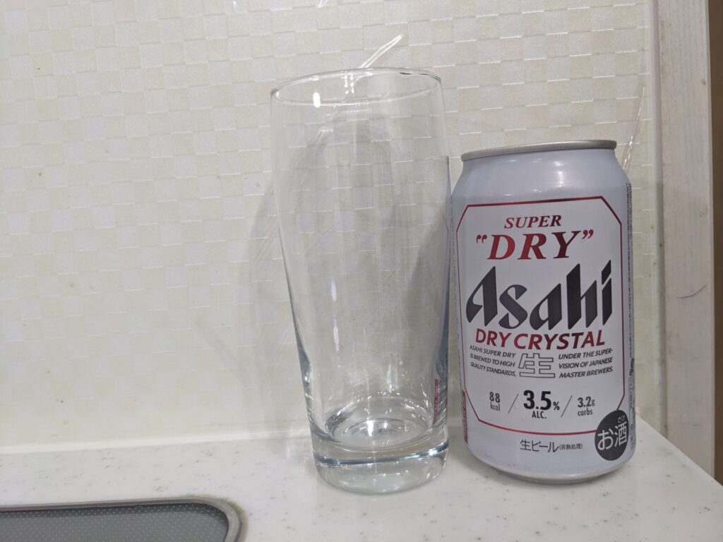 グラスと缶の「ドライクリスタル(スーパードライ)」