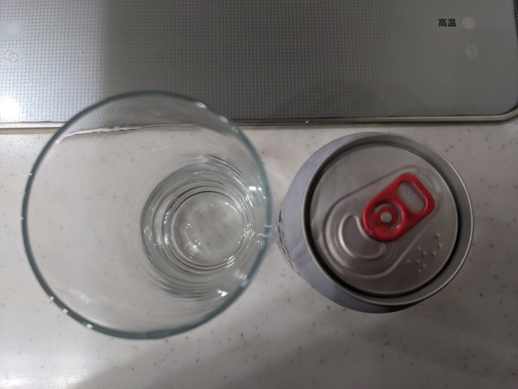 上から見たグラスと缶の「ドライクリスタル(スーパードライ)」