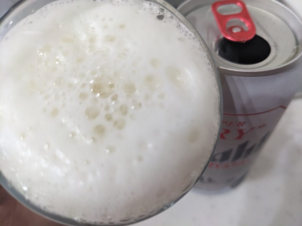 「ドライクリスタル(スーパードライ)」を飲むところ