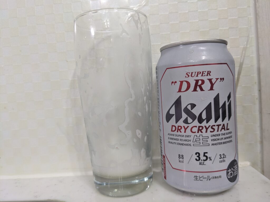 「ドライクリスタル(スーパードライ)」を飲み終えたグラスとその空き缶