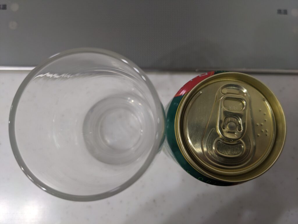 上から見たグラスと缶の「サッポロ生ビールナナマル」