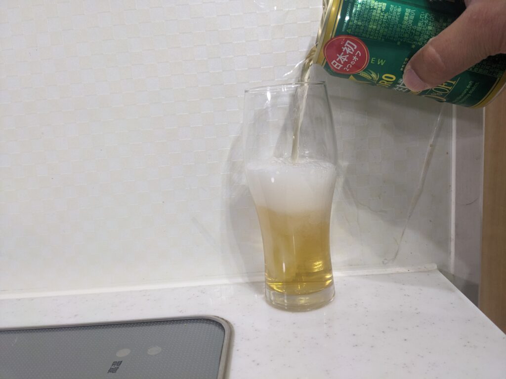 「サッポロ生ビールナナマル」をグラスに半分程注いだところ