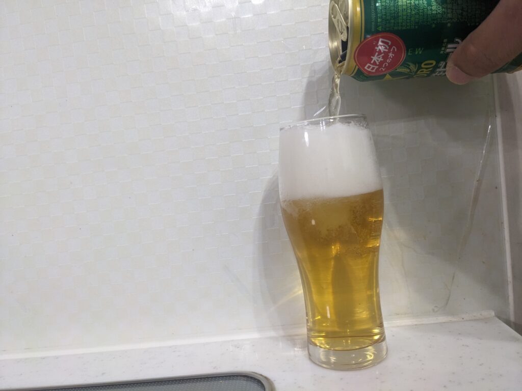 「サッポロ生ビールナナマル」をグラスいっぱいに注いだところ
