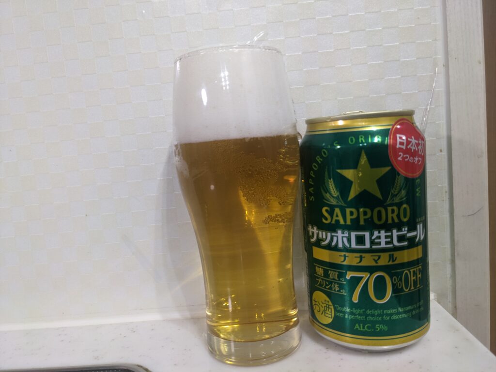 「サッポロ生ビールナナマル」が注がれたグラスとその缶