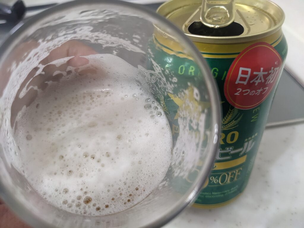 「サッポロ生ビールナナマル」が入ったグラスを傾けているところ