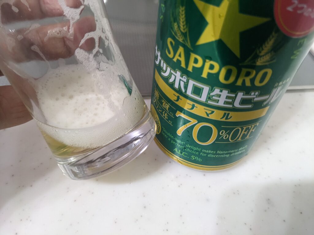 グラスに入った残り一口程度の「サッポロ生ビールナナマル」