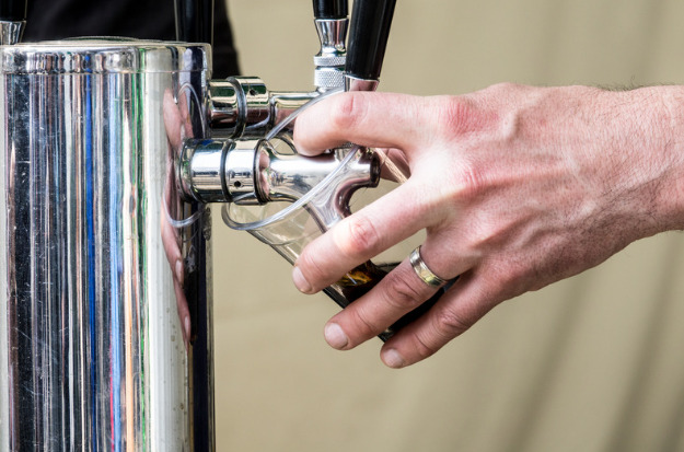 ビールサーバーからビールを注いでいるところ