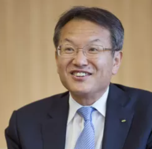 笑っている堀口英樹